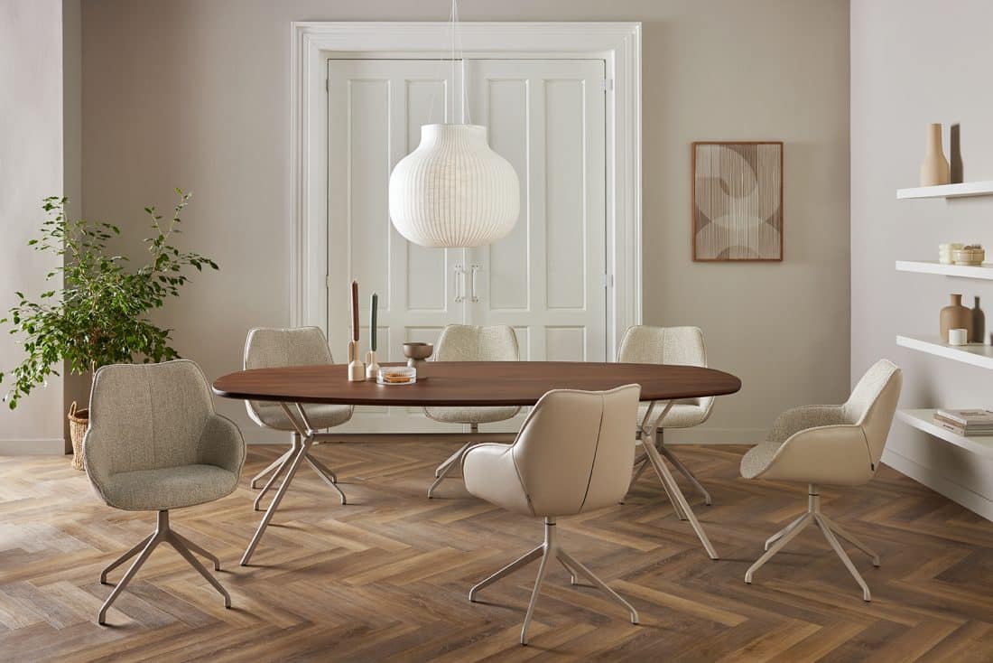Esszimmerstühle mit Kiq-Arm, Stoff, beige, Freya-Esstisch, dänisches Oval, massive Eiche