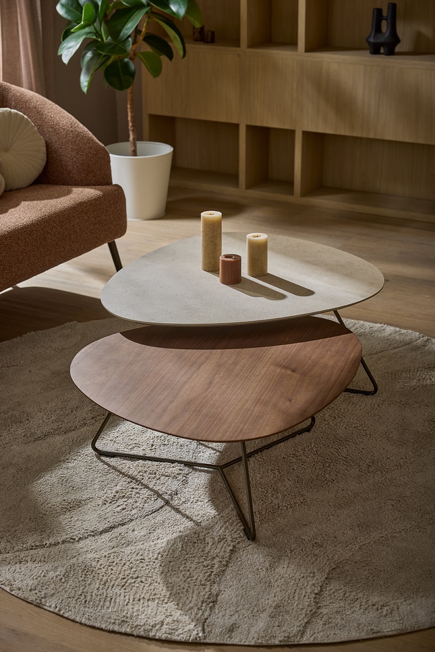 Twinny Couchtische in Kieselform für ein modernes Wohnzimmer