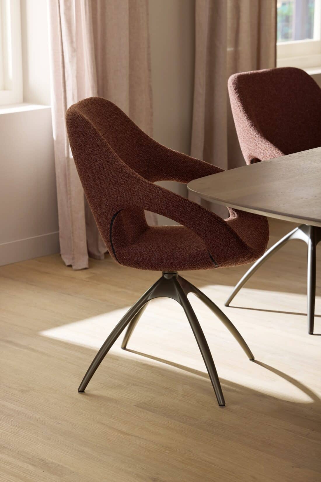 Quby Eetkamerstoel Met Gat Draaibaar Stof Bordeaux Rood