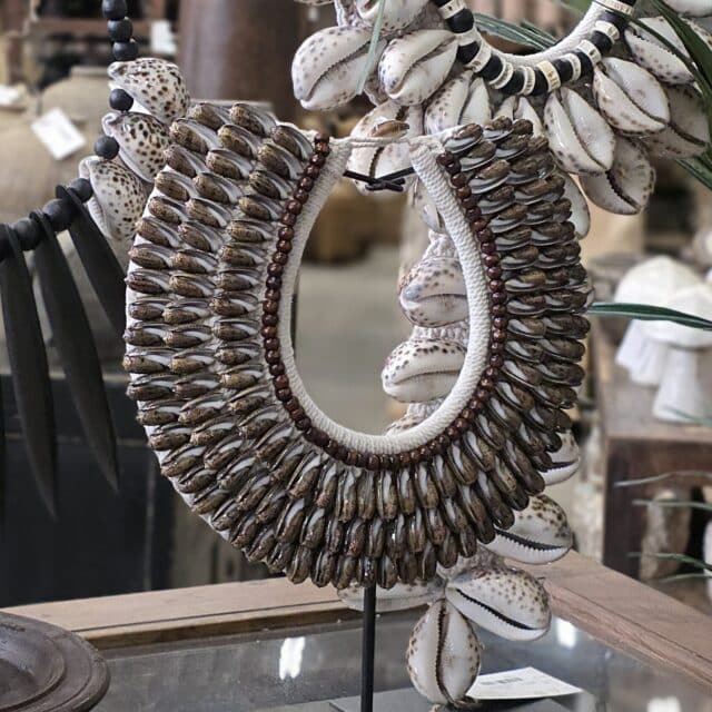 Schelpenketting Op Standaard Laag