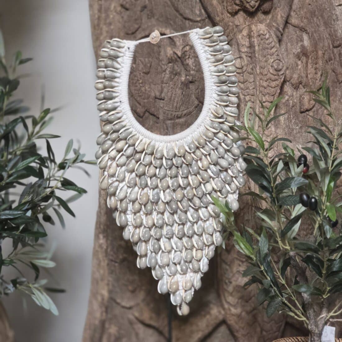 Schelpenketting Op Standaard Grijs Schelpenketting Op Standaard Grijs