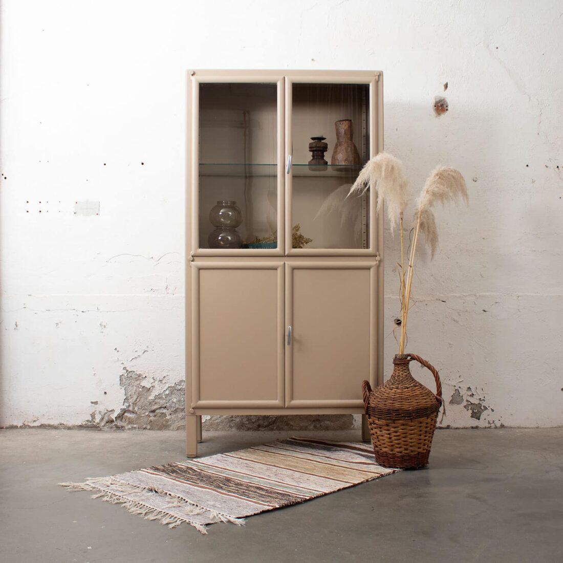 Slowaakse Vintage Apothekerskast Overgeverfd 1019