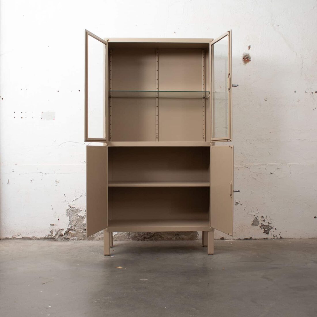 Slowaakse Vintage Apothekerskast Overgeverfd 1019