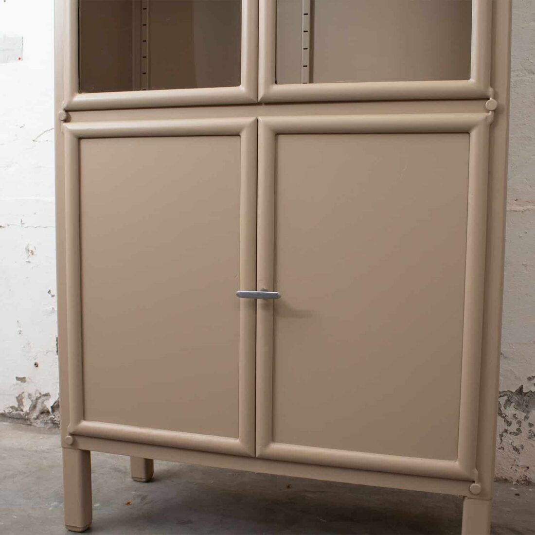 Slowaakse Vintage Apothekerskast Overgeverfd 1019