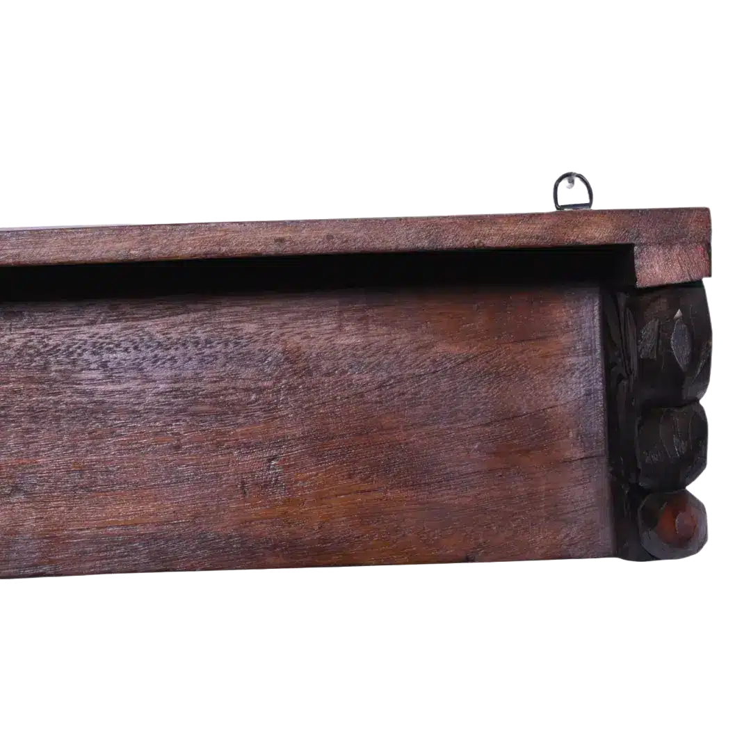 Wandplank Met Houtsnijwerk