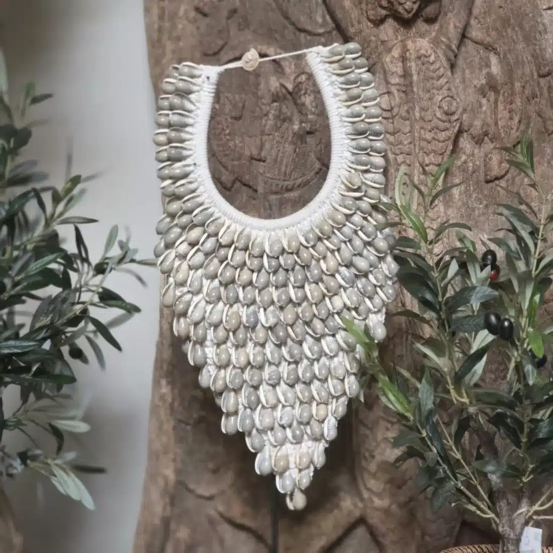 Schelpenketting Op Standaard Grijs