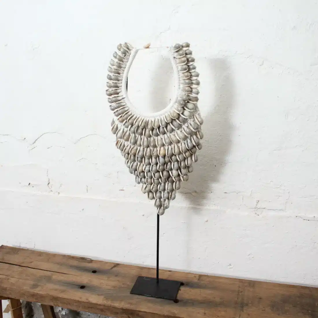 Schelpenketting Op Standaard Grijs