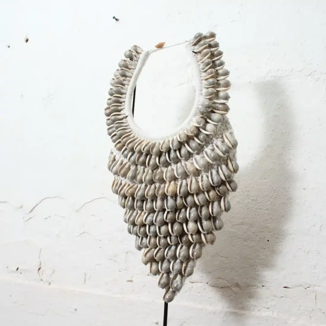Schelpenketting Op Standaard Grijs