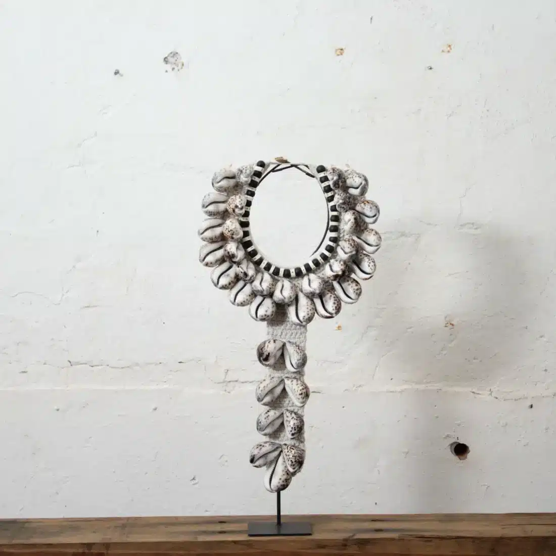 Schelpenketting Op Standaard Grijs Schelpenketting Op Standaard Grijs
