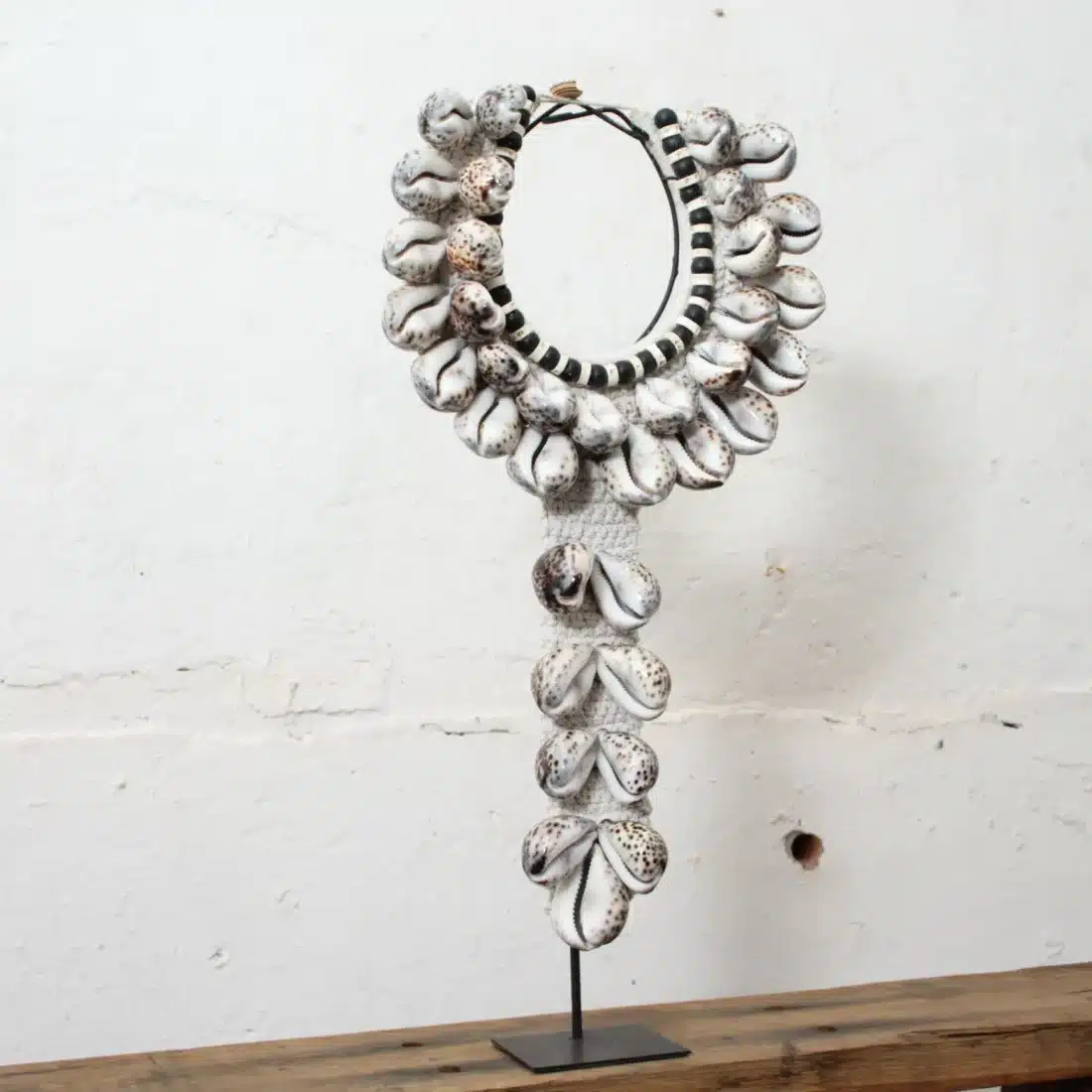 Schelpenketting Op Standaard Grijs Schelpenketting Op Standaard Grijs