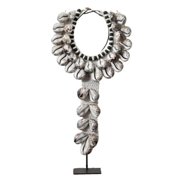 Schelpenketting Op Standaard Grijs