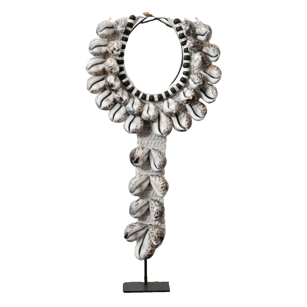 Schelpenketting Op Standaard Grijs Schelpenketting Op Standaard Grijs