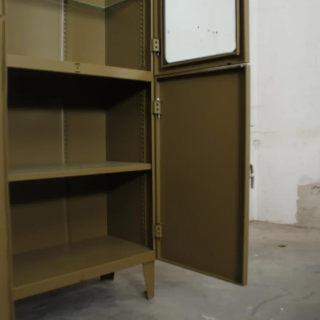 Tsjechische Vintage Apothekerskast Overgeverfd 7008