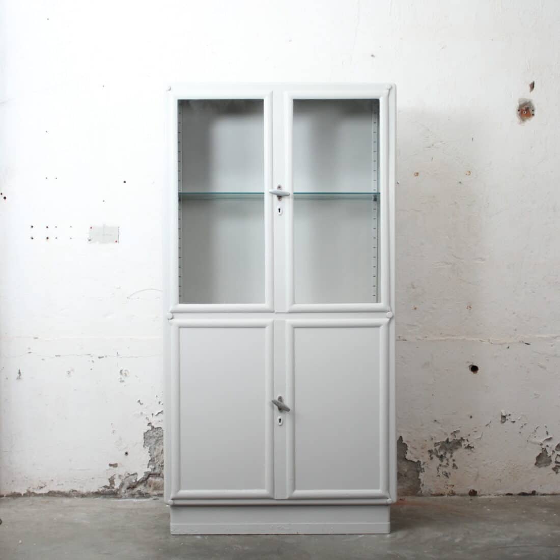 Tsjechische Vintage Apothekerskast Overgeverfd 7038