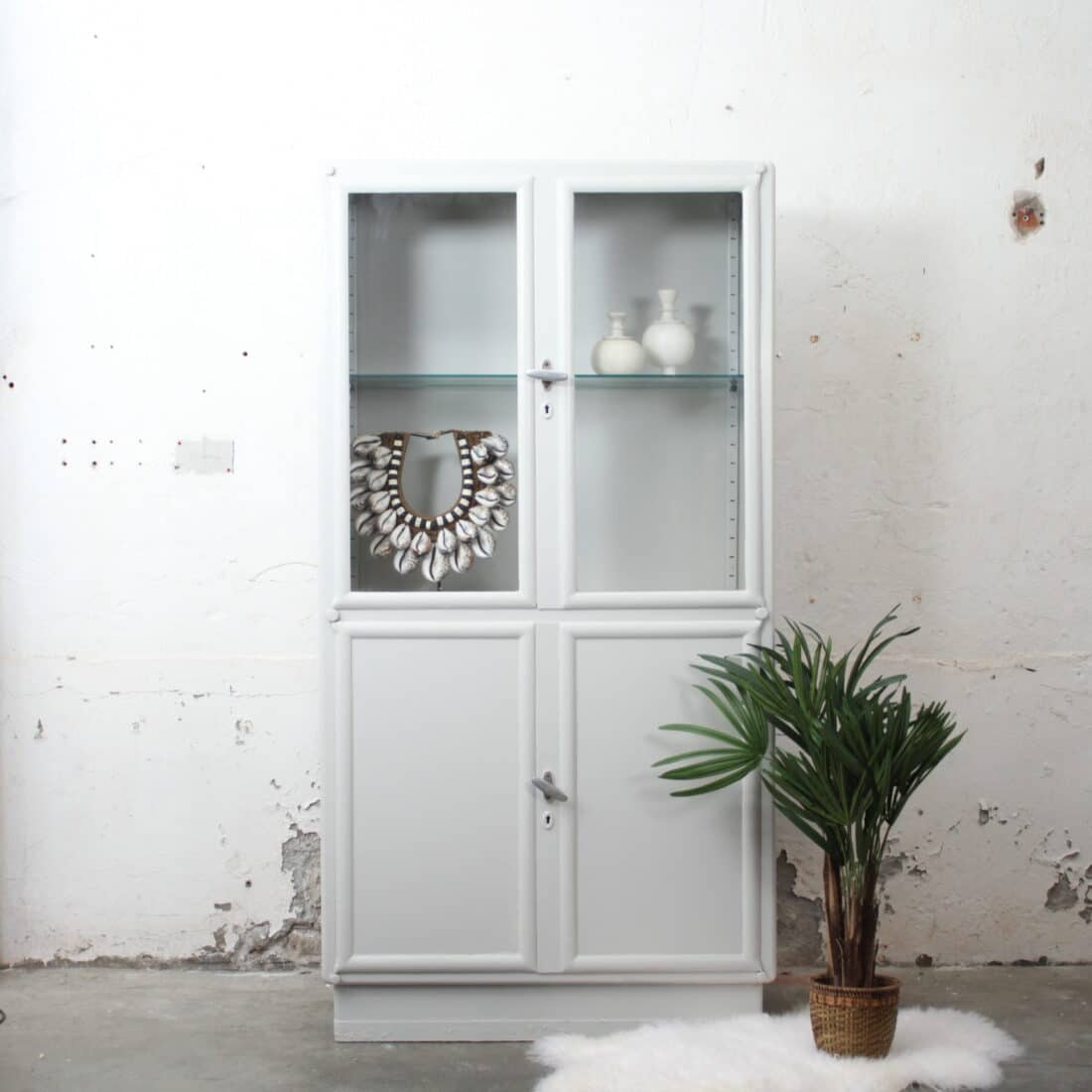 Tsjechische Vintage Apothekerskast Overgeverfd 7038