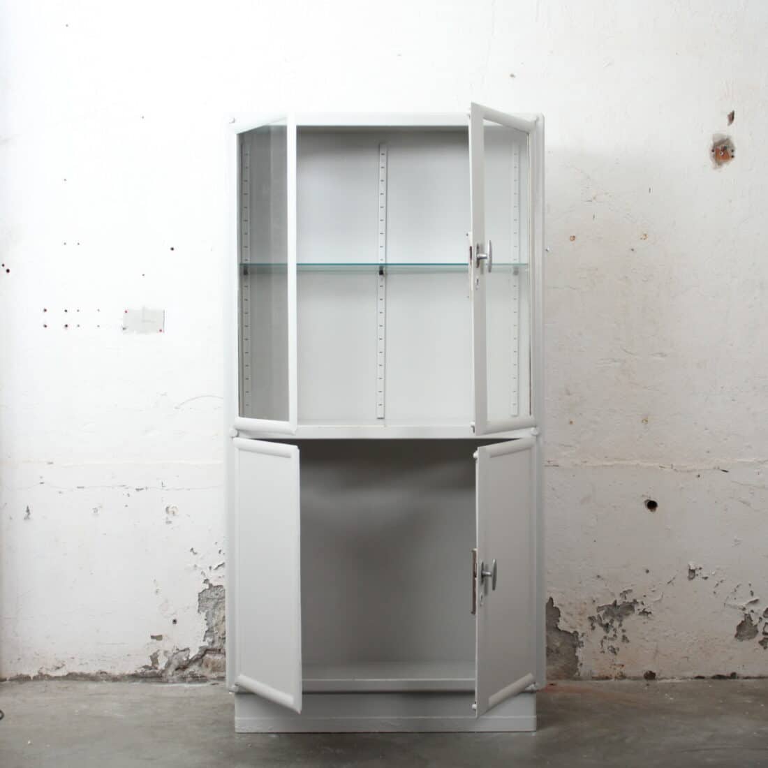 Tsjechische Vintage Apothekerskast Overgeverfd 7038
