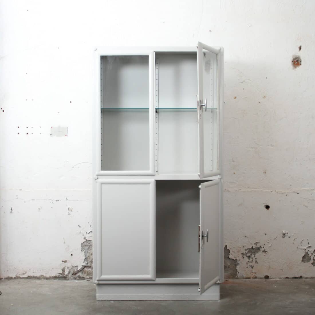 Tsjechische Vintage Apothekerskast Overgeverfd 7038