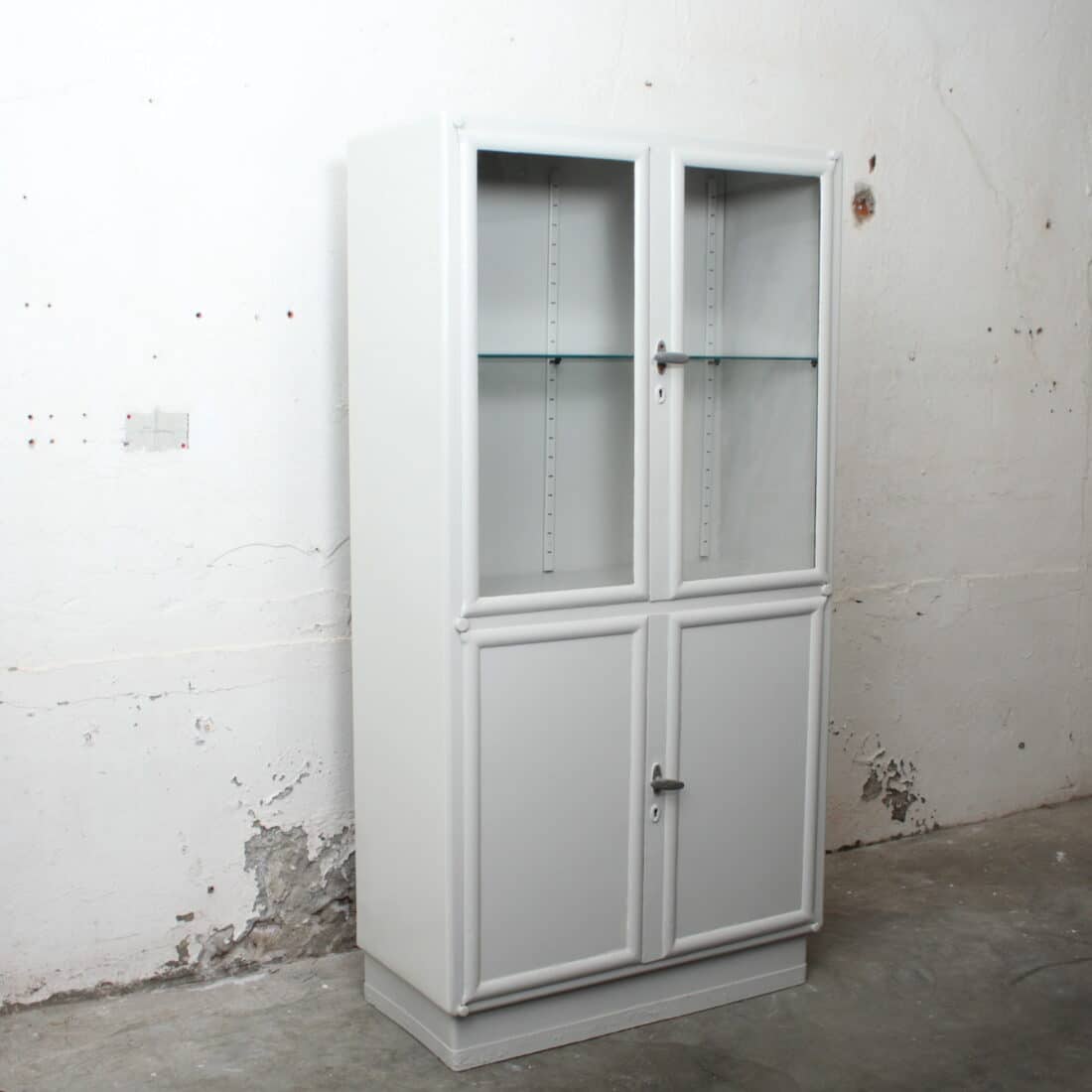 Tsjechische Vintage Apothekerskast Overgeverfd 7038