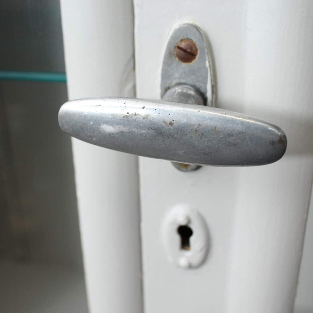 Tsjechische Vintage Apothekerskast Overgeverfd 7038