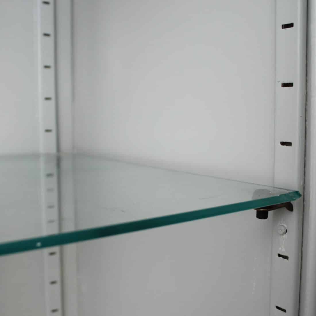 Tsjechische Vintage Apothekerskast Overgeverfd 7038