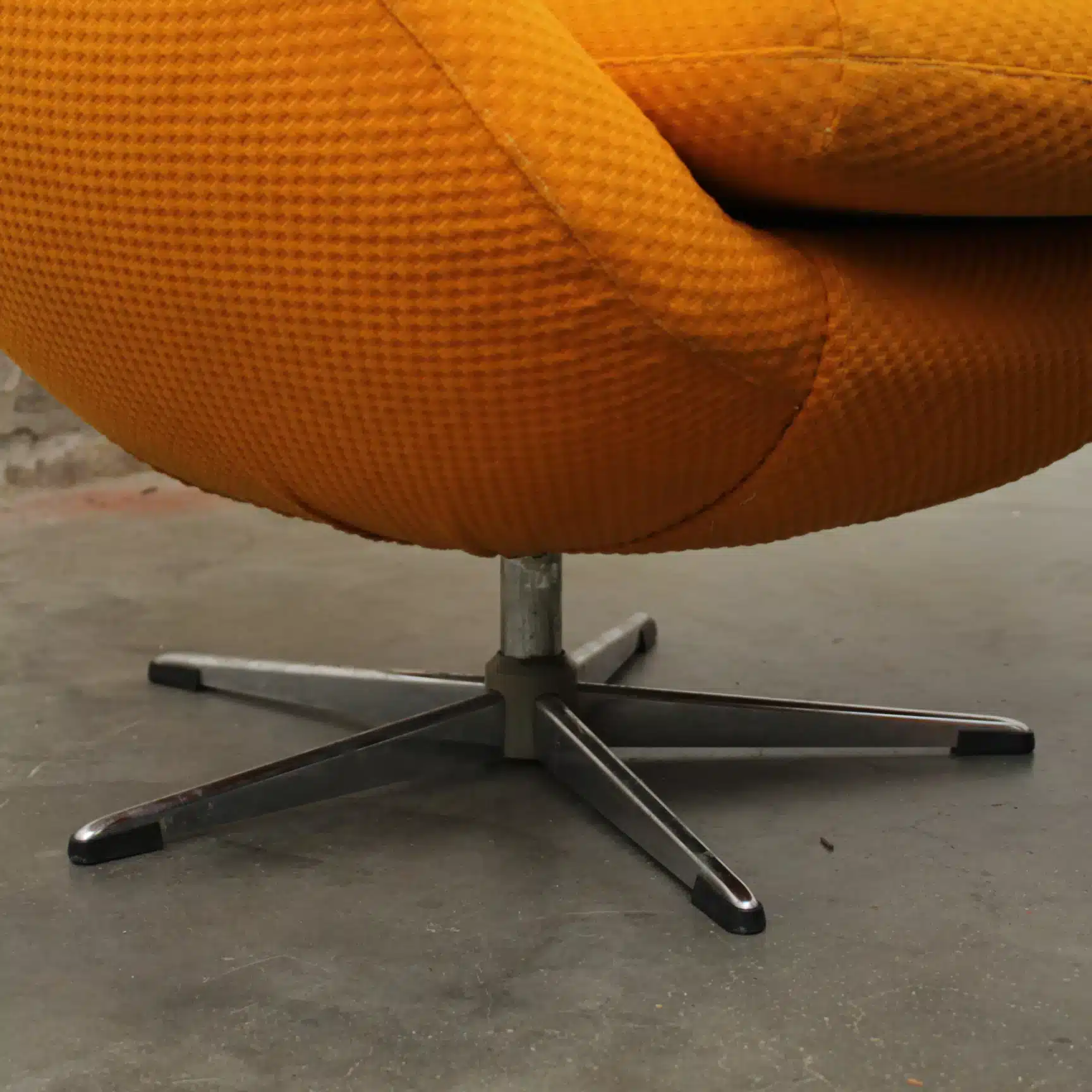 Swivel Chair Up Zvody Okergeel