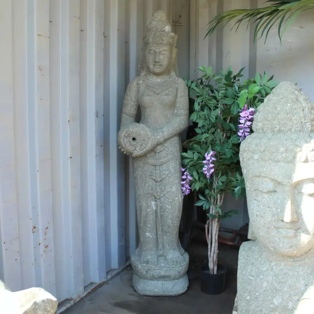Staand Sri Dewi Beeld