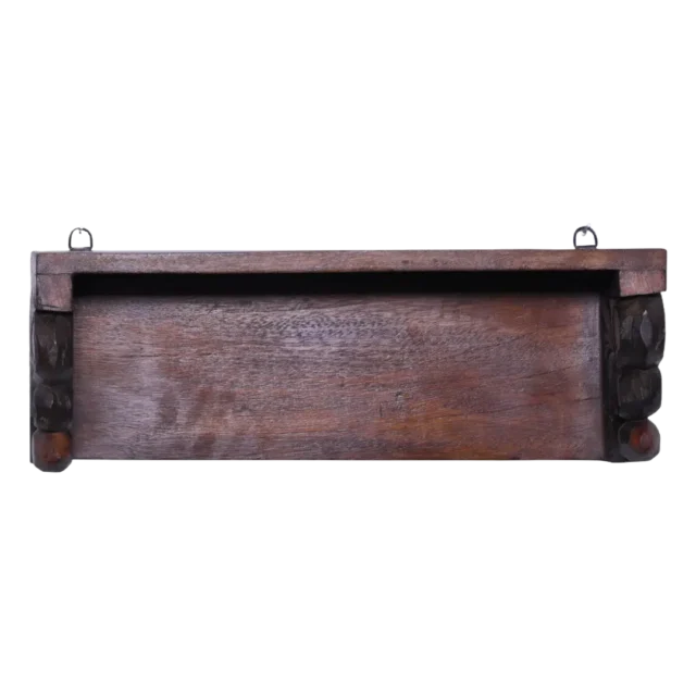 Wandplank Met Houtsnijwerk