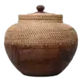 Rotan vaas met deksel