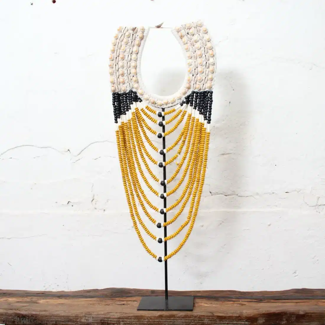 Schelpenketting Op Standaard Geel Schelpenketting Op Standaard Geel