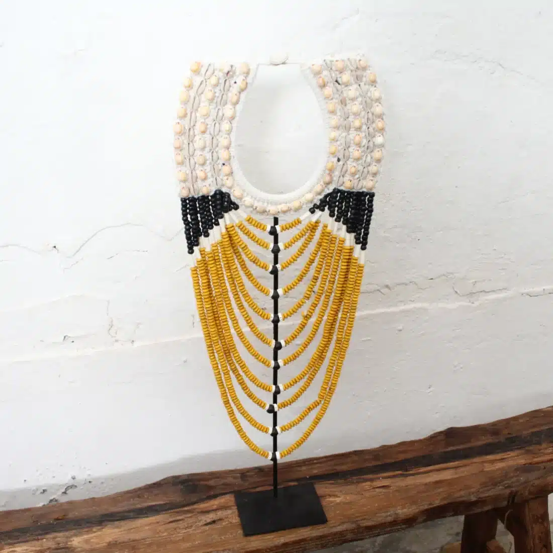 Schelpenketting Op Standaard Geel Schelpenketting Op Standaard Geel