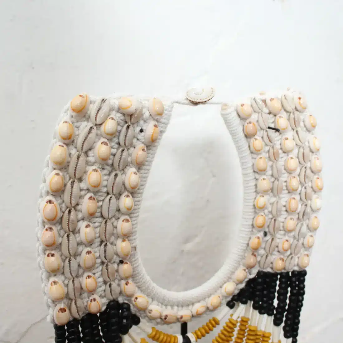 Schelpenketting Op Standaard Geel Schelpenketting Op Standaard Geel