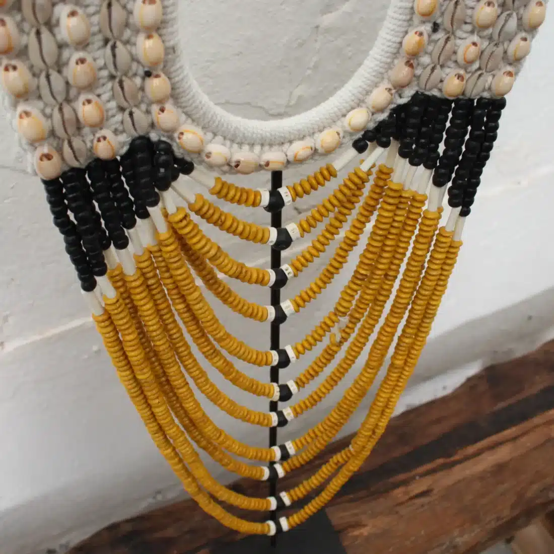 Schelpenketting Op Standaard Geel Schelpenketting Op Standaard Geel