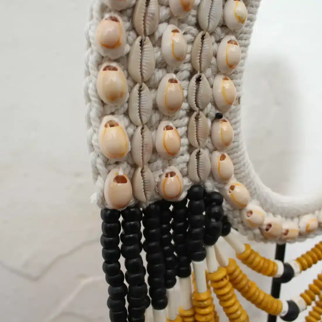 Schelpenketting Op Standaard Geel Schelpenketting Op Standaard Geel