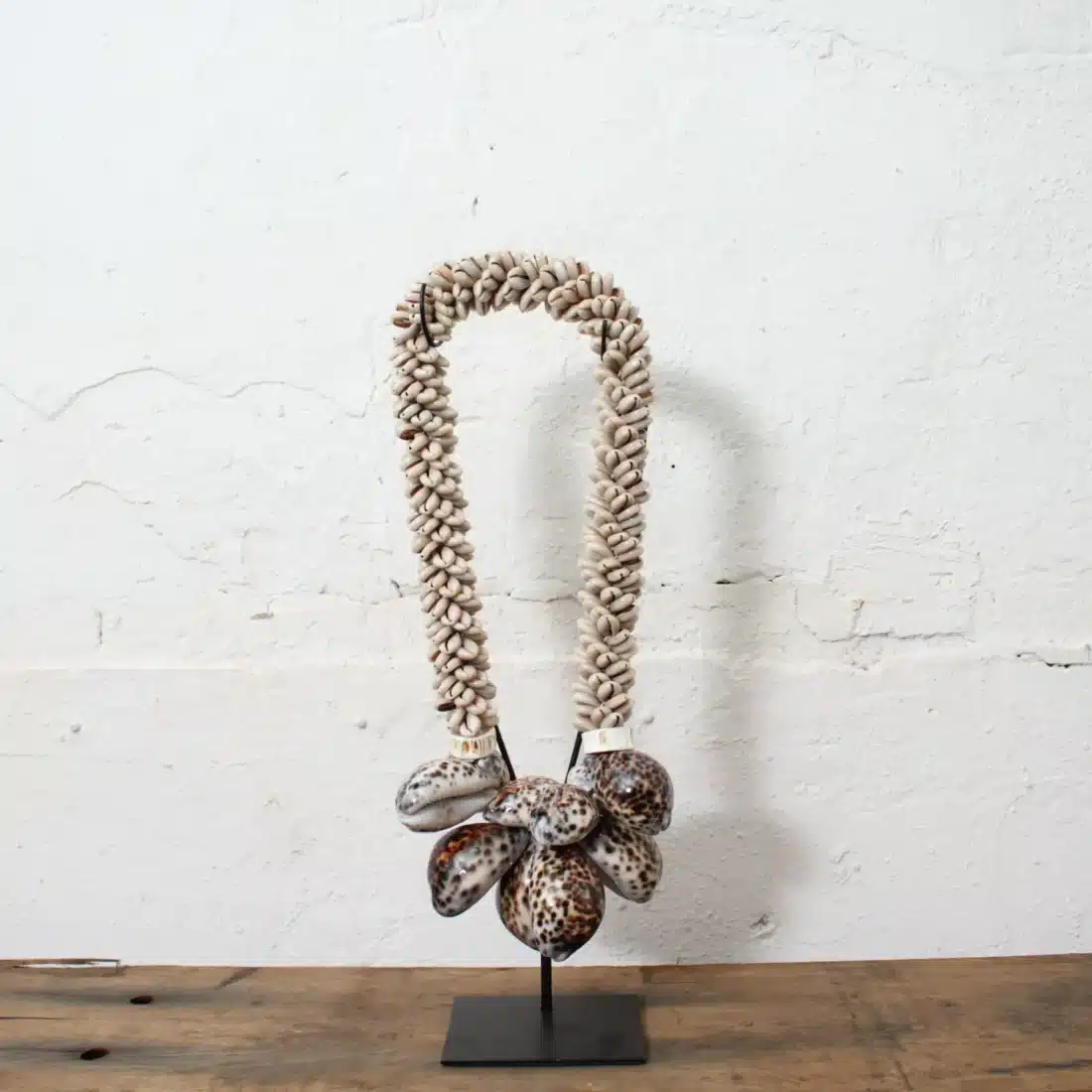 Schelpenketting Op Standaard Wit Bruin Schelpenketting Op Standaard Wit Bruin