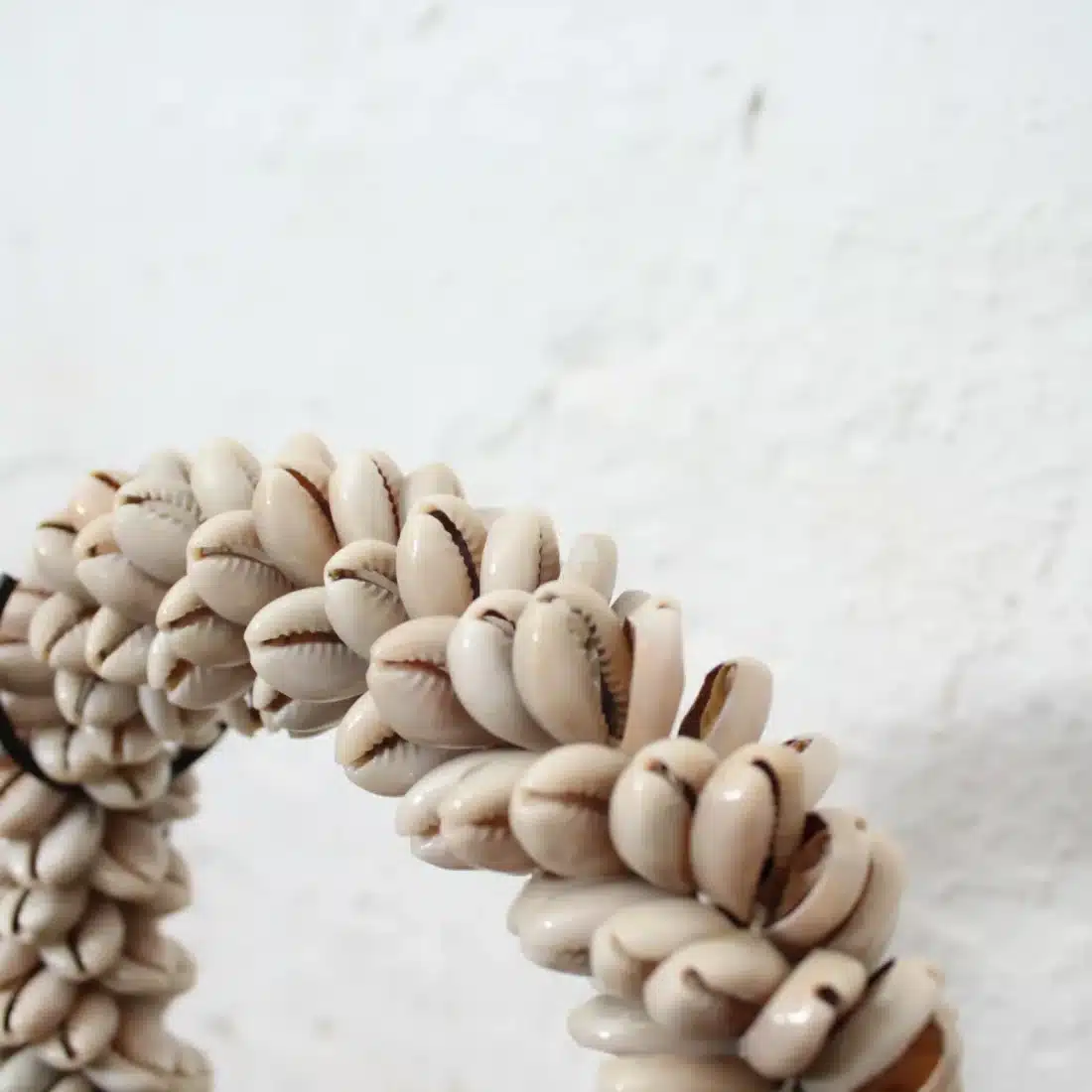 Schelpenketting Op Standaard Wit Bruin Schelpenketting Op Standaard Wit Bruin