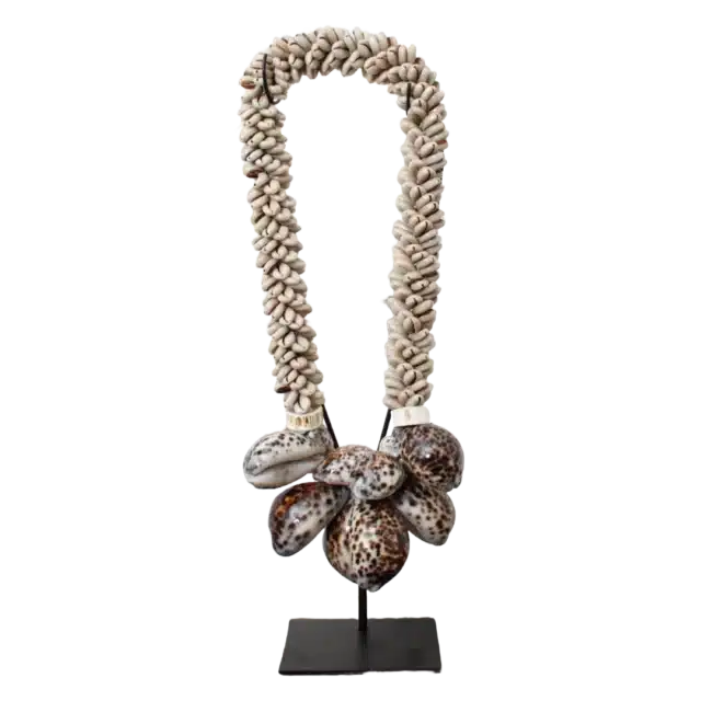 Schelpenketting Op Standaard Wit Bruin