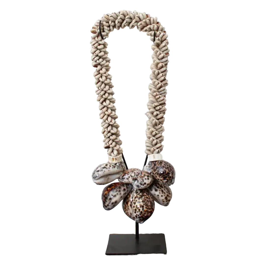 Schelpenketting Op Standaard Wit Bruin Schelpenketting Op Standaard Wit Bruin