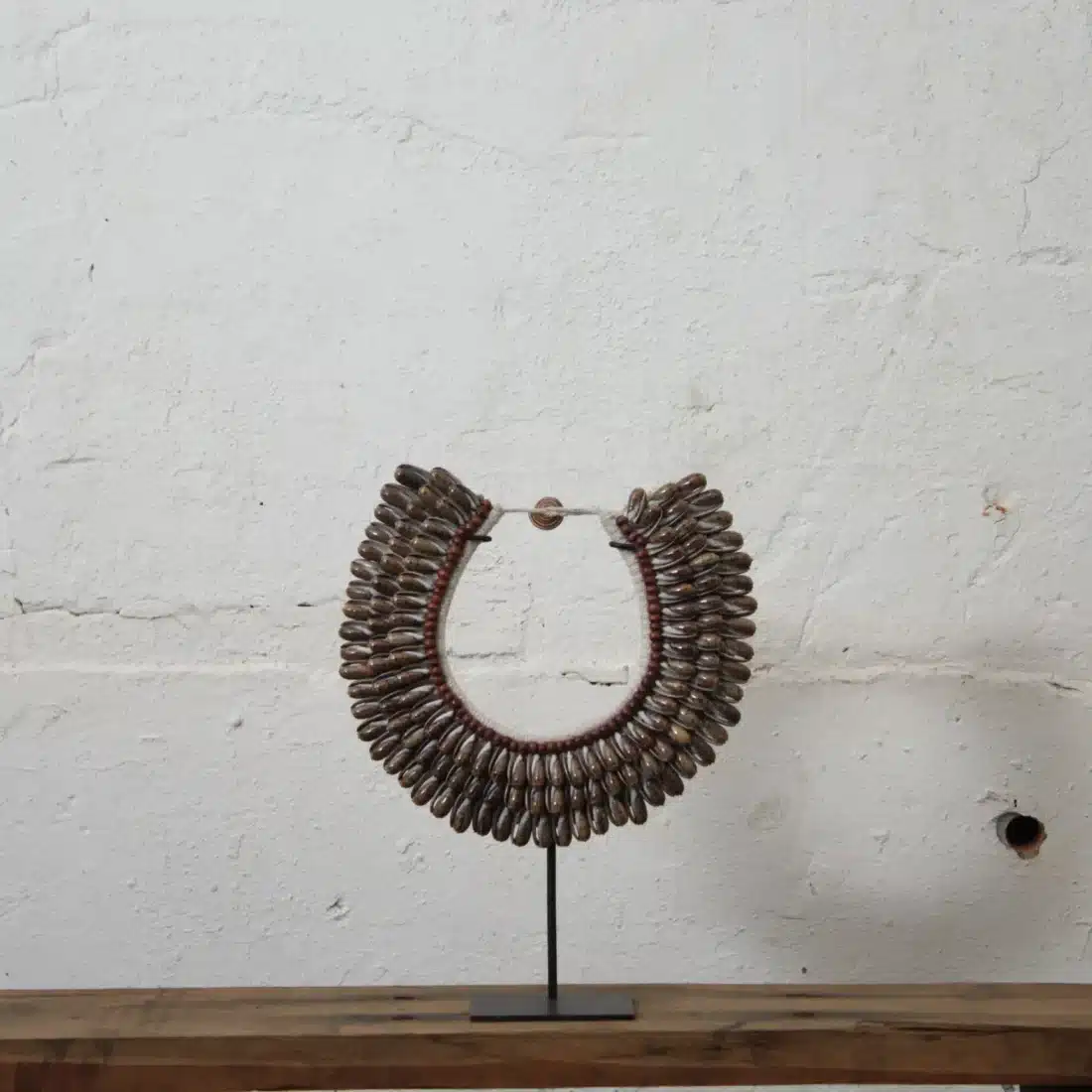 Schelpenketting Op Standaard Laag Schelpenketting Op Standaard Laag