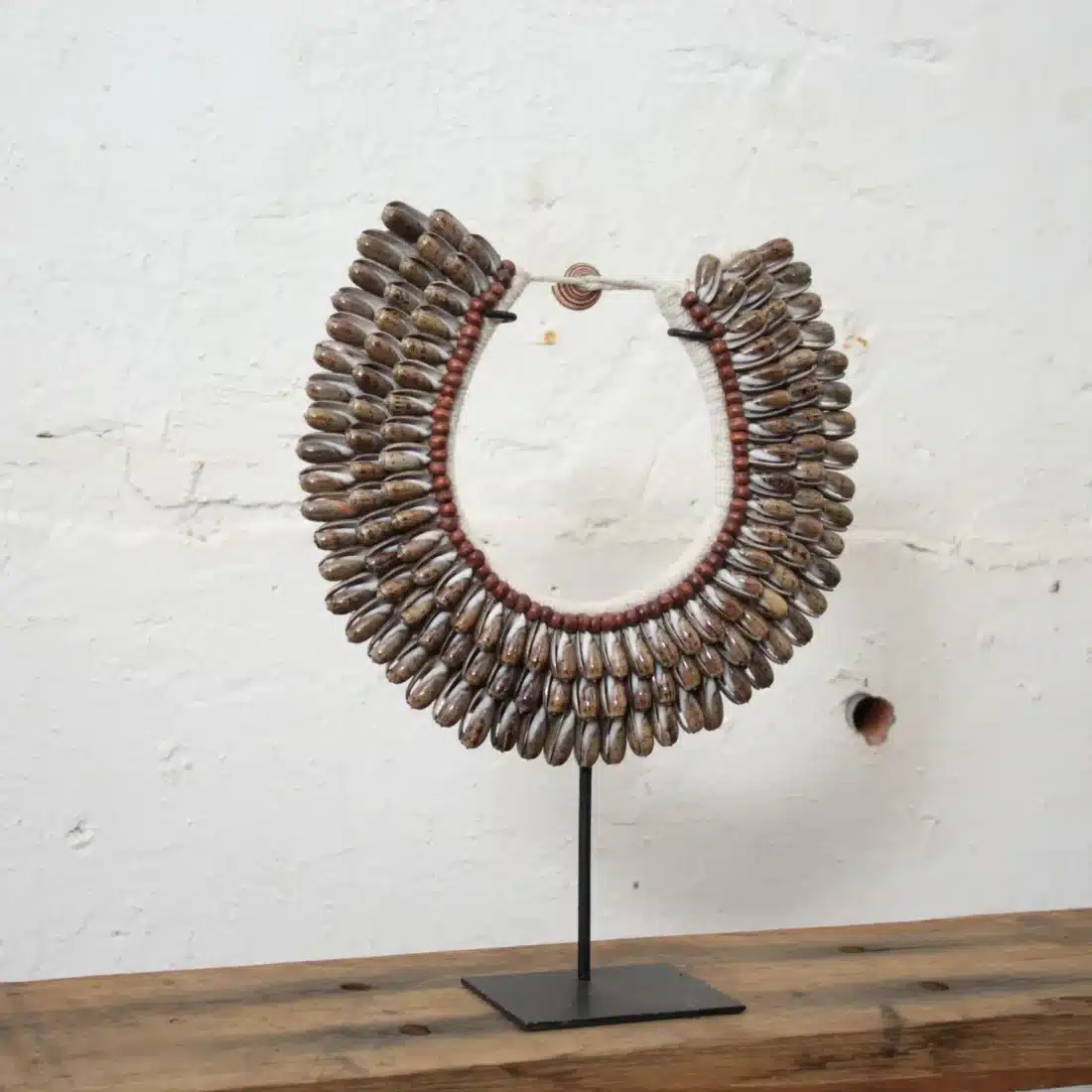 Schelpenketting Op Standaard Laag Schelpenketting Op Standaard Laag
