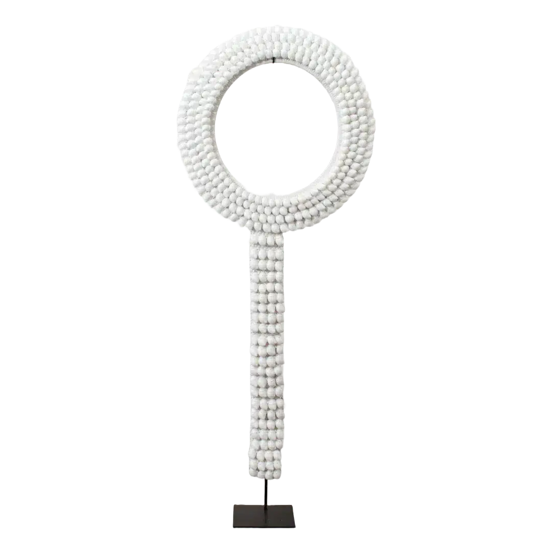 Schelpenketting Op Standaard Wit