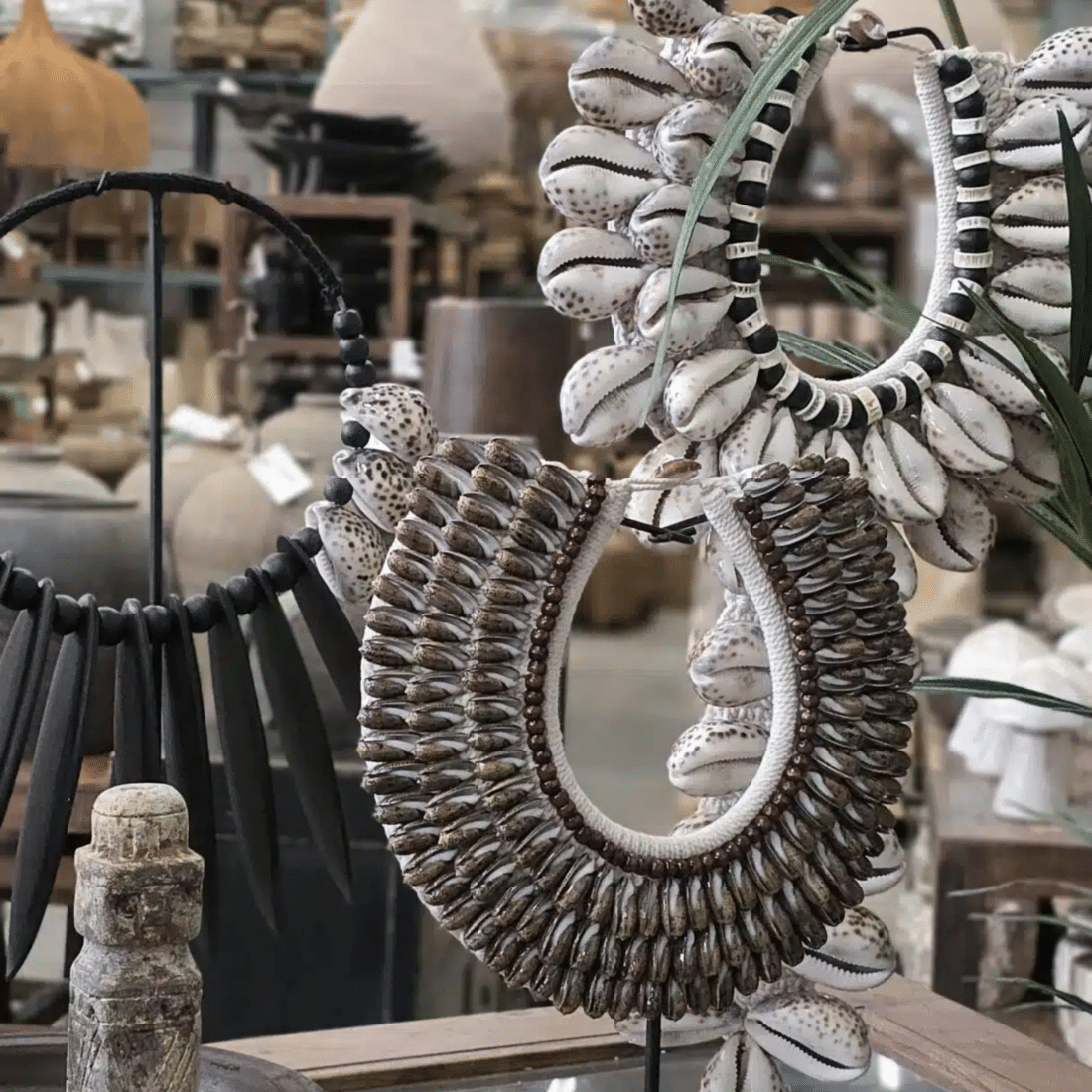 Schelpenketting Op Standaard Laag Schelpenketting Op Standaard Laag