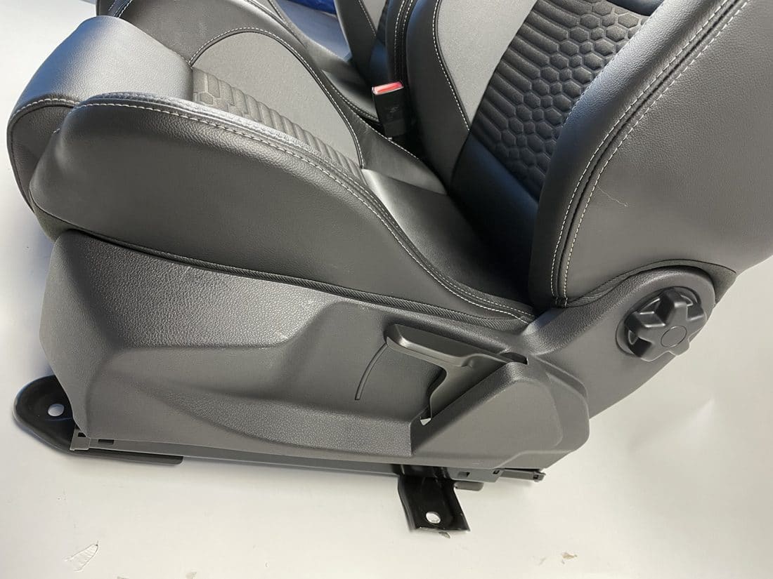 10000 10001 Ford Focus Seats 12