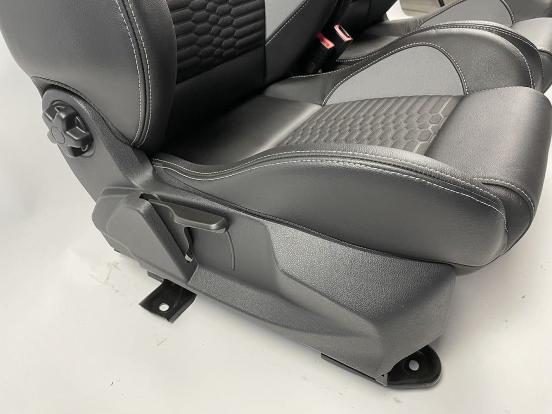 10000 10001 Ford Focus Seats 13
