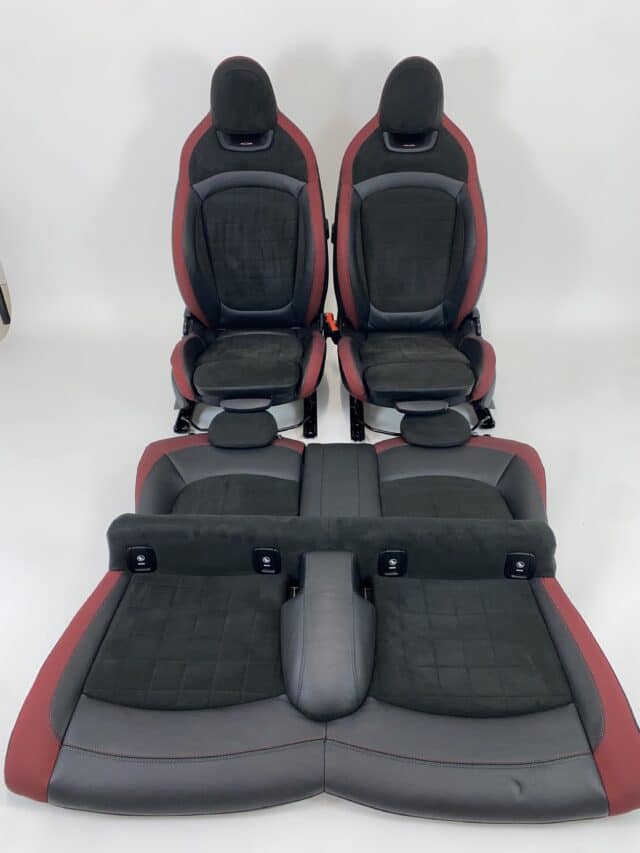 Innenausstattung Mini Cooper S F56: Alcantara und Leder in Schwarz mit roten Akzenten
