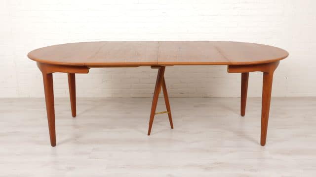 Table de salle à manger vintage danoise en teck par Henning Kjearnulf Modèle 62