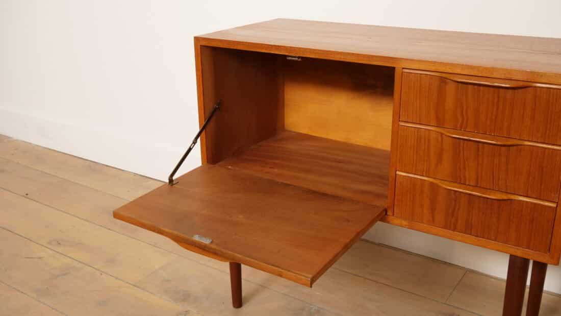 Vintage Ladekast 3 Lades En Klepje Nachtkastje Vintage Ladekast 3 Lades En Klepje Nachtkastje