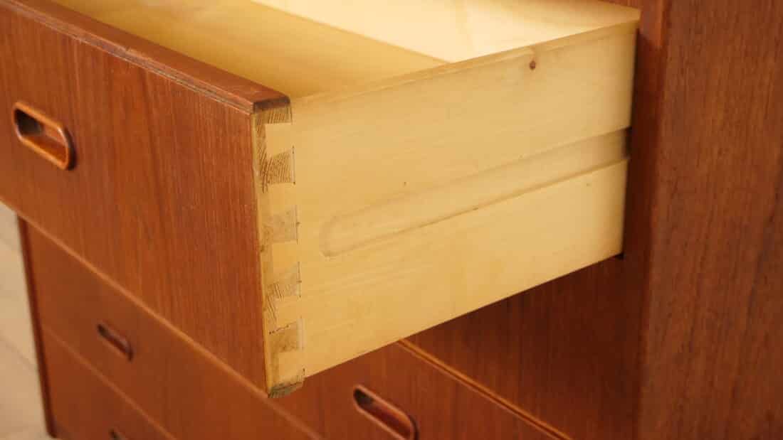 Bijzondere Deense Ladekast Teak 5 Lades En Verborgen Klepje 123 Cm Bijzondere Deense Ladekast Teak 5 Lades En Verborgen Klepje 123 Cm