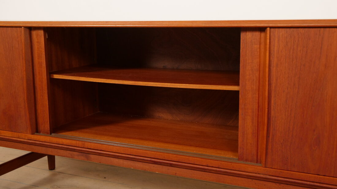 Vintage Dressoir Schuifdeuren Scandinavisch Design 196 Cm Vintage Dressoir Schuifdeuren Scandinavisch Design 196 Cm
