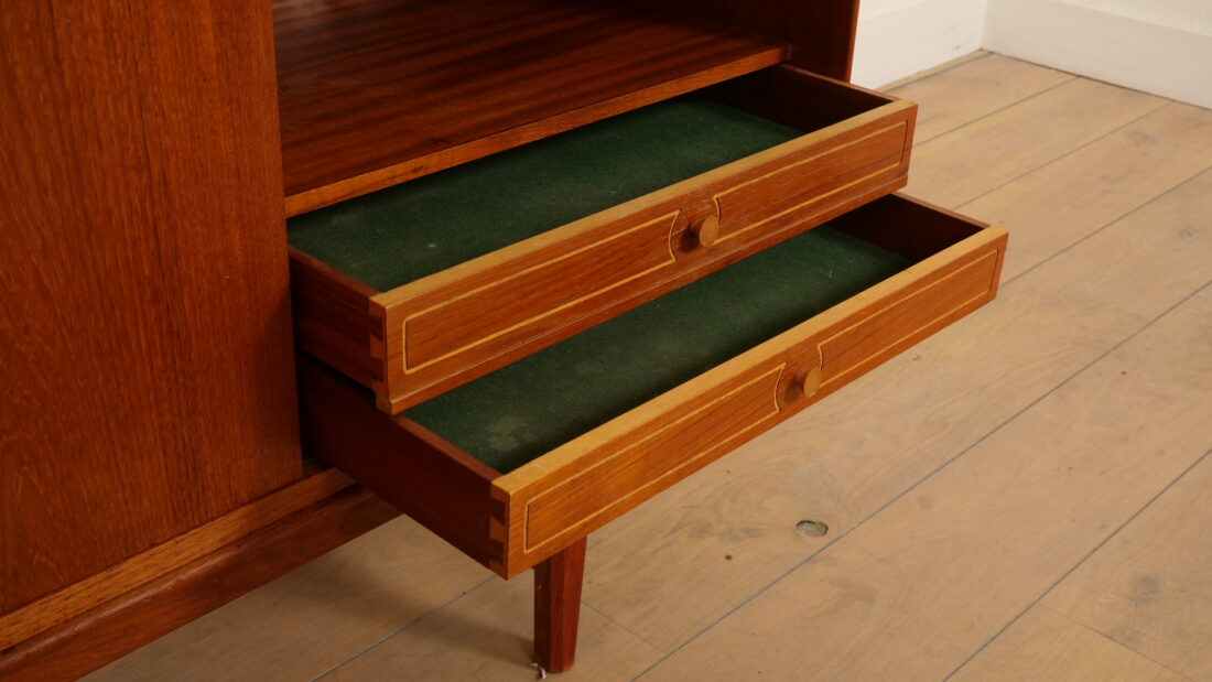 Vintage Dressoir Schuifdeuren Scandinavisch Design 196 Cm Vintage Dressoir Schuifdeuren Scandinavisch Design 196 Cm