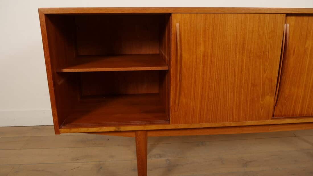 Vintage Deens Dressoir Schuifdeuren Scandinavisch Design 185 Cm Vintage Deens Dressoir Schuifdeuren Scandinavisch Design 185 Cm